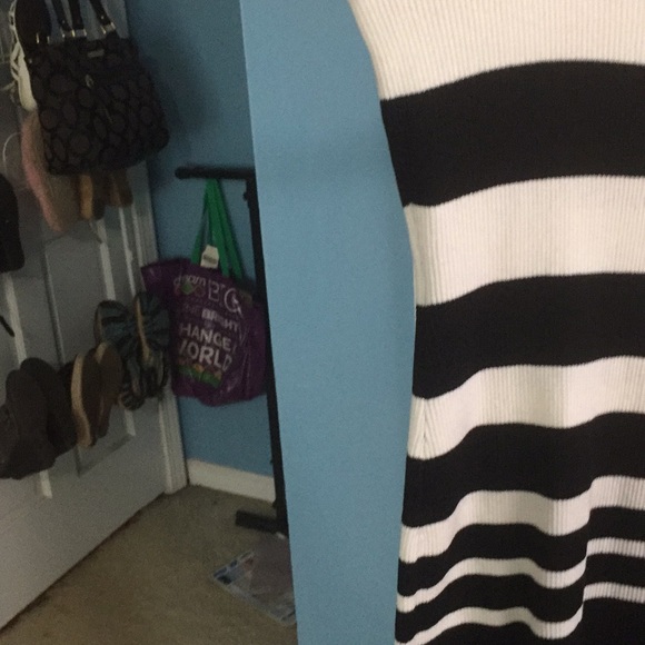 Shorter long sleeve dress - Picture 2 of 2